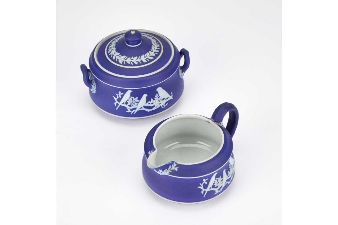 A WEGDWOOD BLUE JASPER SUCRIER AND CREAM JUG - Image 2 of 3