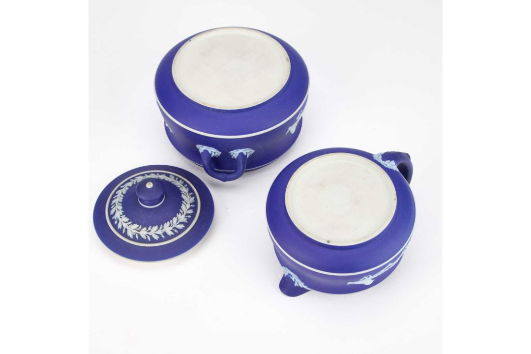 A WEGDWOOD BLUE JASPER SUCRIER AND CREAM JUG - Image 3 of 3