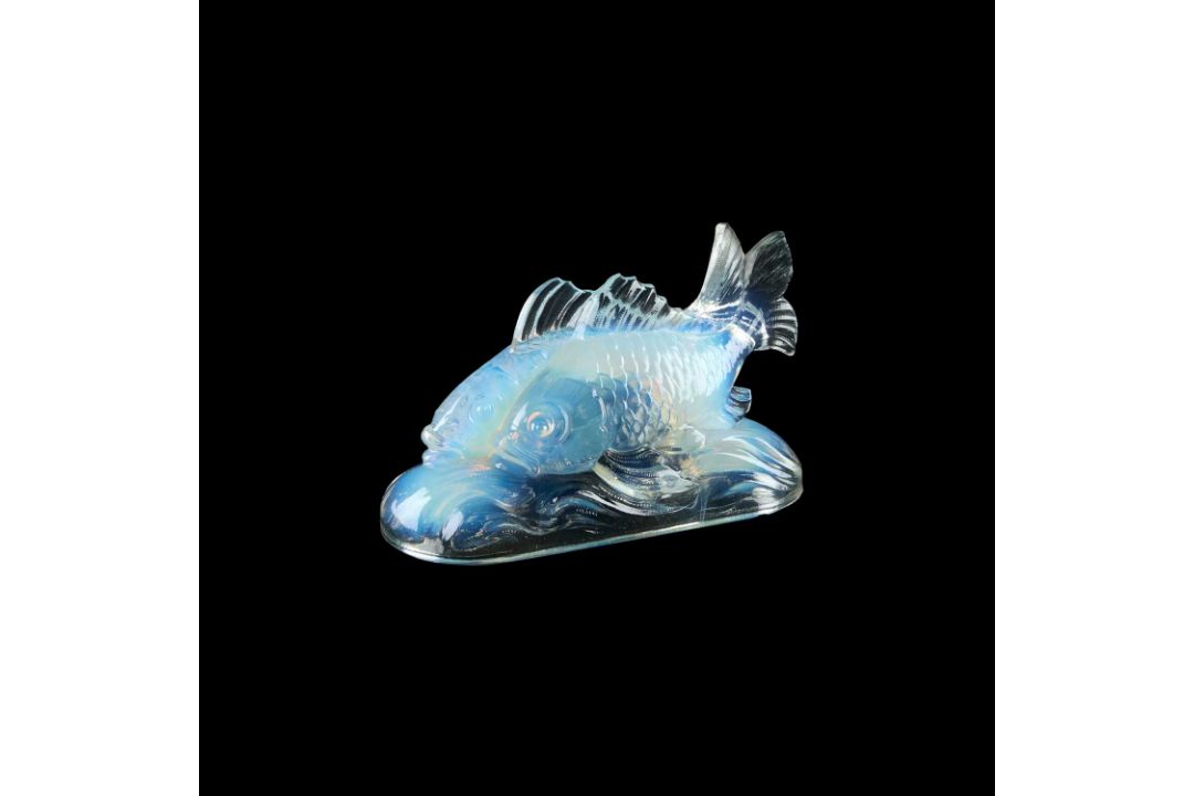 AN ART DECO OPALIQUE GLASS DOUBLE FISH GROUP BY JAMES A. JOBLING & CO LTD, SUNDERLAND