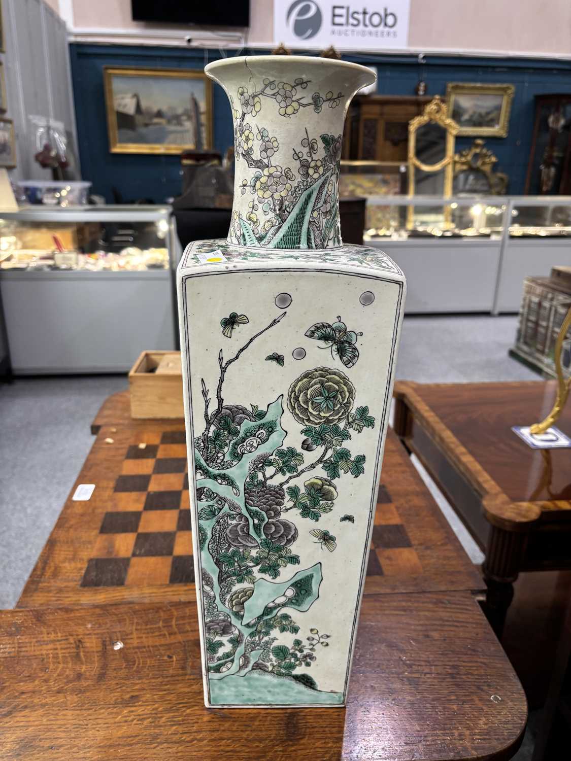 A CHINESE FAMILLE VERTE SQUARE-SECTION VASE - Image 7 of 8