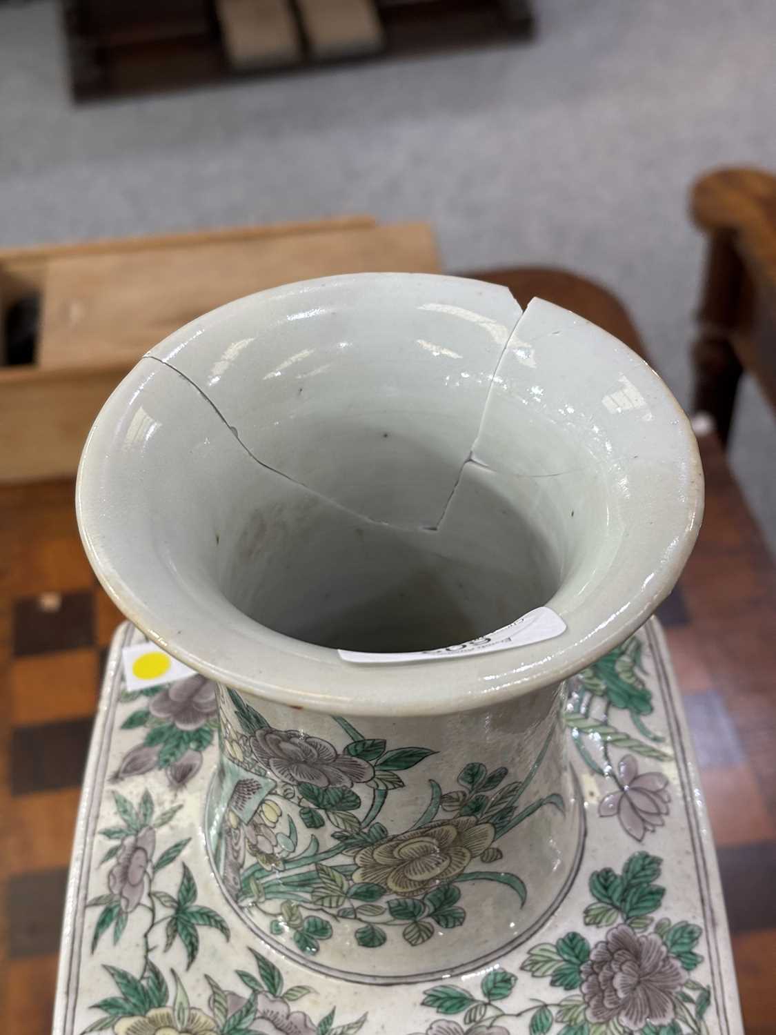 A CHINESE FAMILLE VERTE SQUARE-SECTION VASE - Image 2 of 8