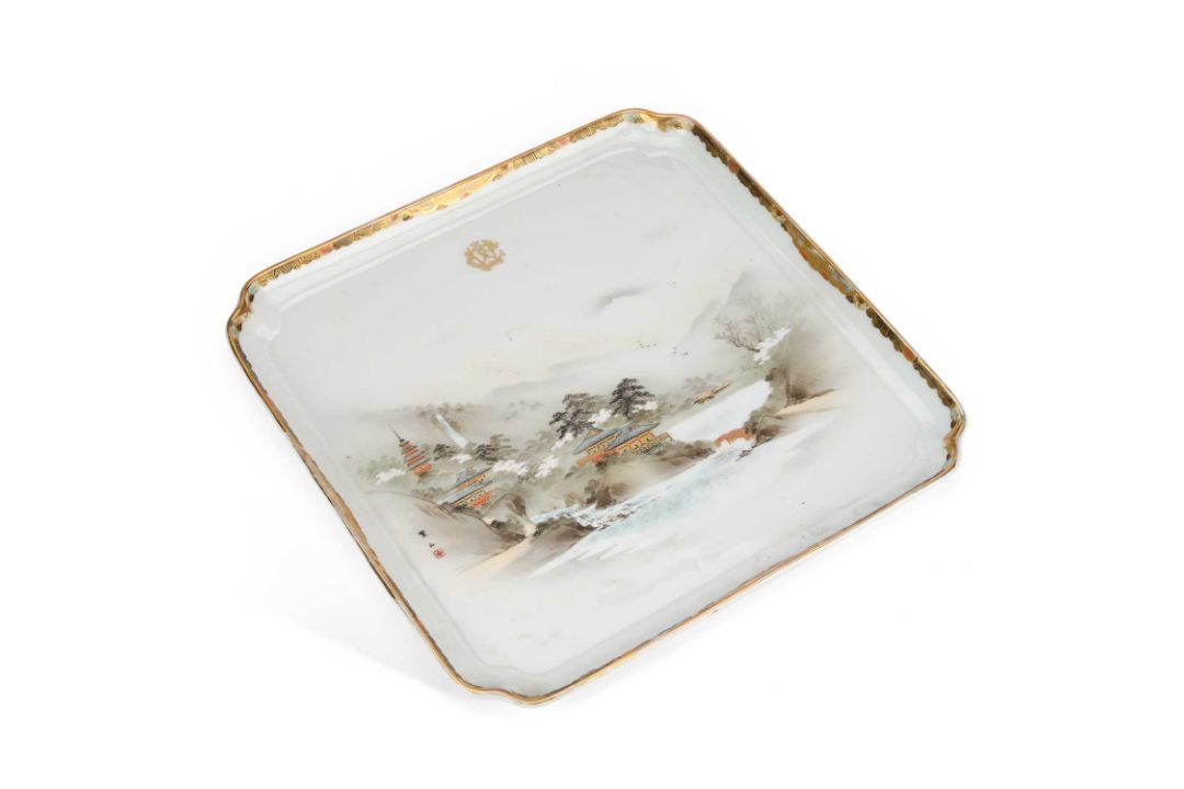 A JAPANESE KUTANI PORCELAIN TRAY MEIJI PERIOD - Image 1 of 8