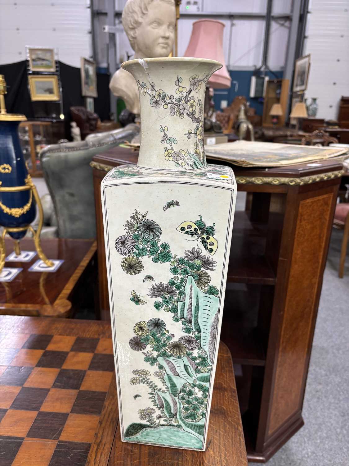 A CHINESE FAMILLE VERTE SQUARE-SECTION VASE - Image 6 of 8