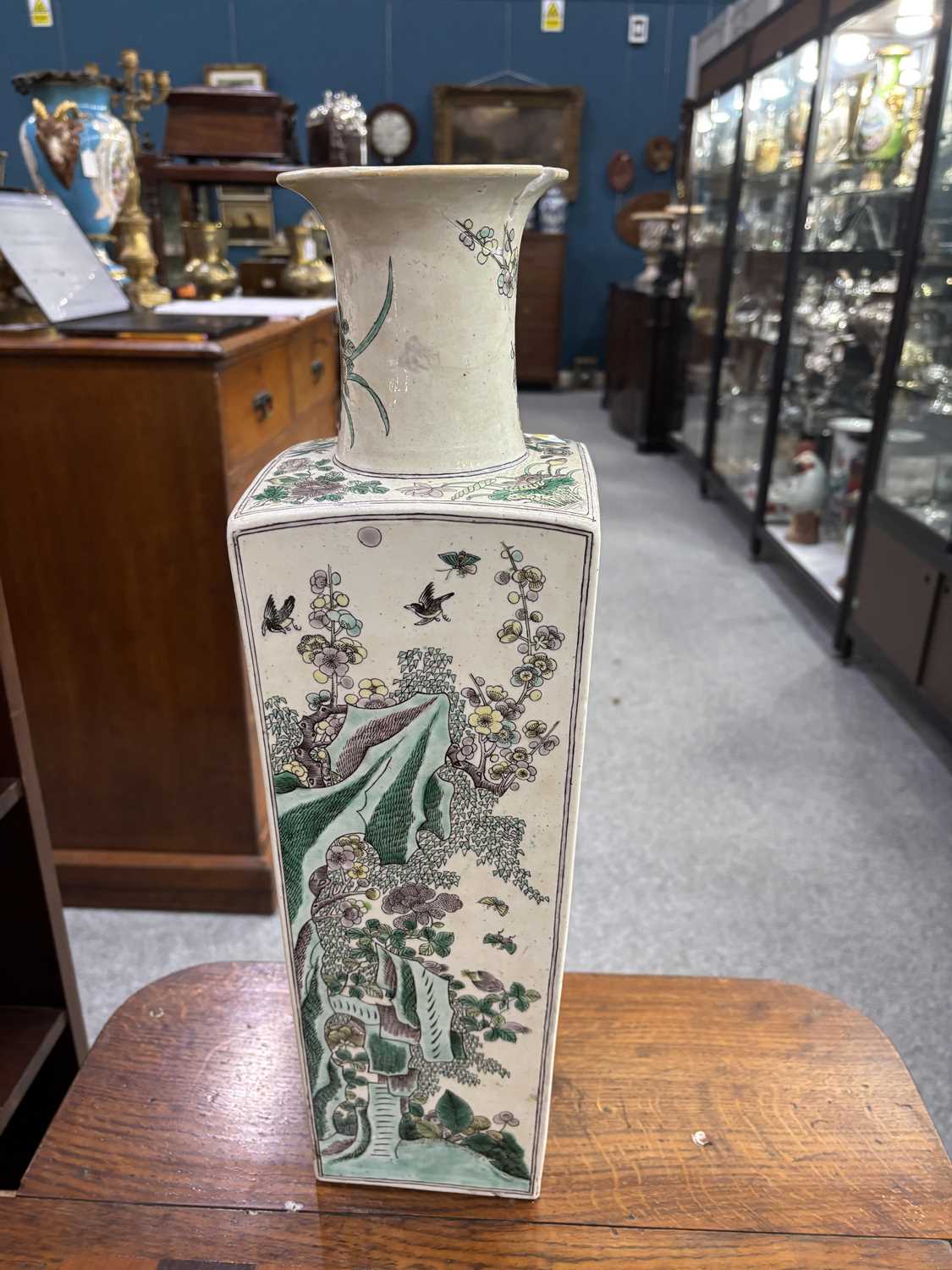 A CHINESE FAMILLE VERTE SQUARE-SECTION VASE - Image 5 of 8