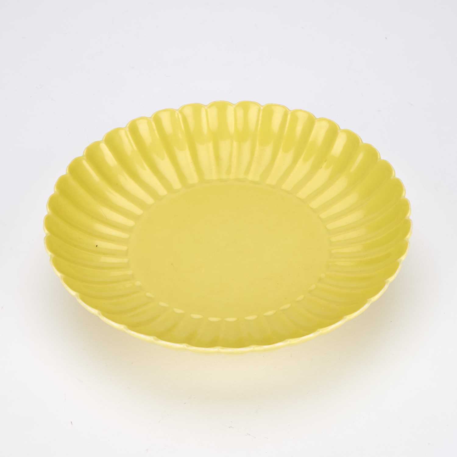 A CHINESE YELLOW-GLAZED PORCELAIN ‘CHRYSANTHEMUM’ DISH - Image 2 of 9