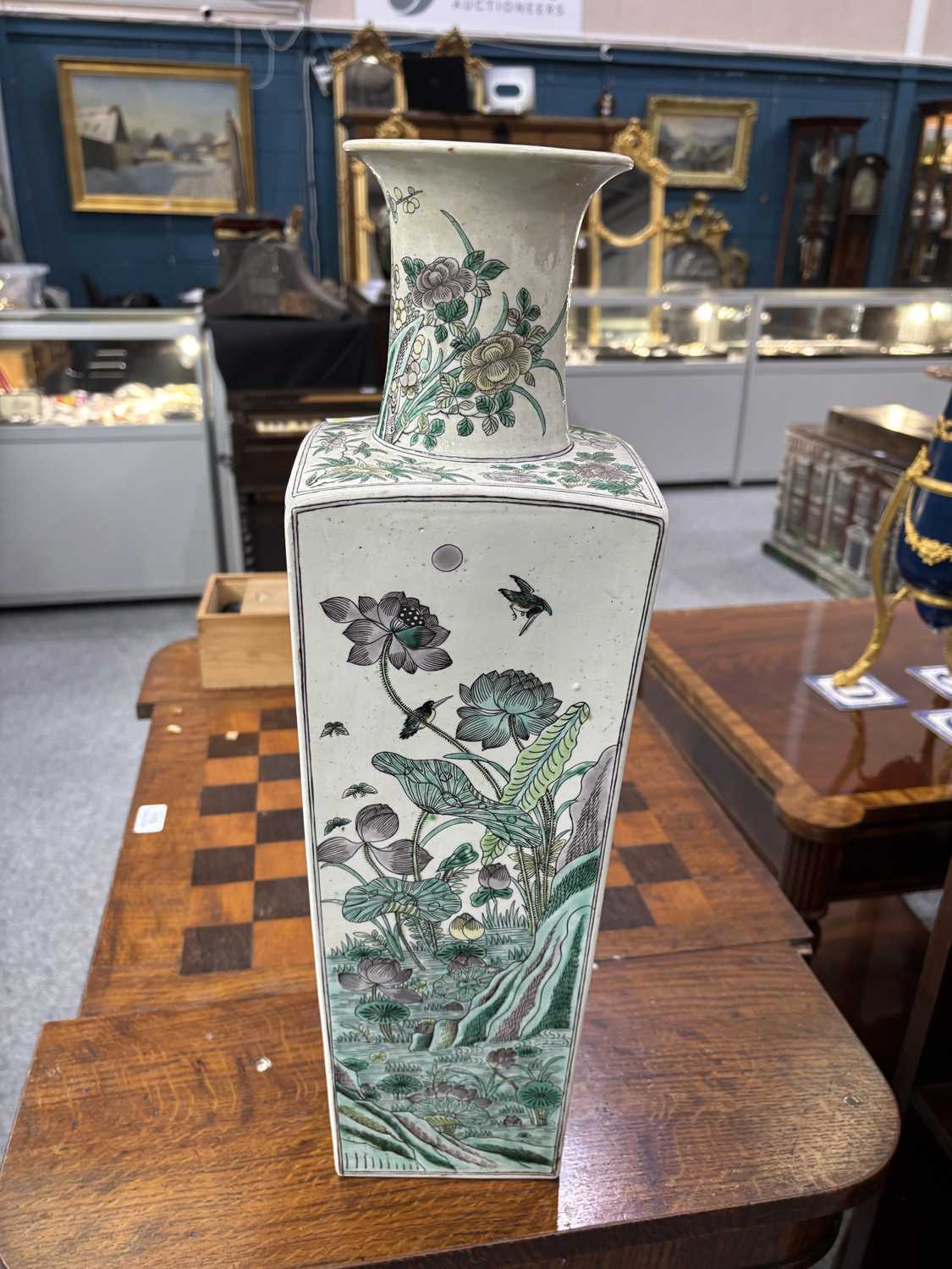 A CHINESE FAMILLE VERTE SQUARE-SECTION VASE - Image 8 of 8