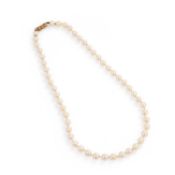 A CULTURED PEARL NECKLACE