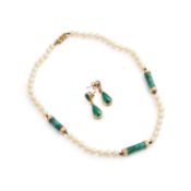 A 9 CARAT GOLD CULTURED PEARL AND MALACHITE NECKLACE AND A PAIR OF MALACHITE EARRINGS