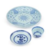 AN 18TH CENTURY CHINESE BLUE AND WHITE TEA BOWL AND SAUCER