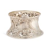 AN EDWARDIAN PIERCED SILVER DISH RING