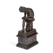 A LATE 19TH CENTURY ITALIAN BRONZE GRAND TOUR FIGURE OF SPINARIO