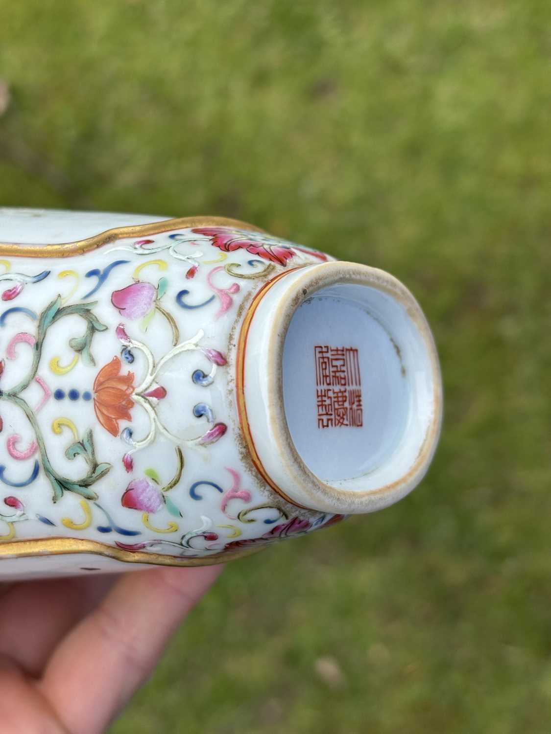 A CHINESE FAMILLE ROSE PORCELAIN VASE - Image 6 of 11
