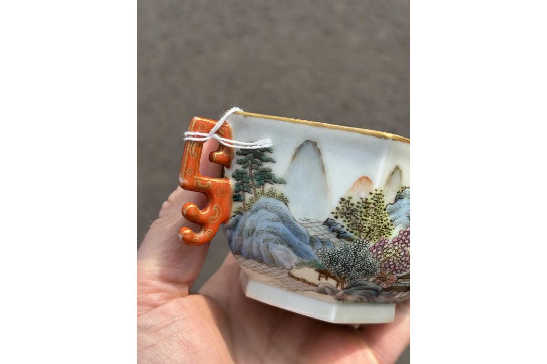 A CHINESE FAMILLE ROSE PORCELAIN TWO-HANDLED BOWL - Image 9 of 12