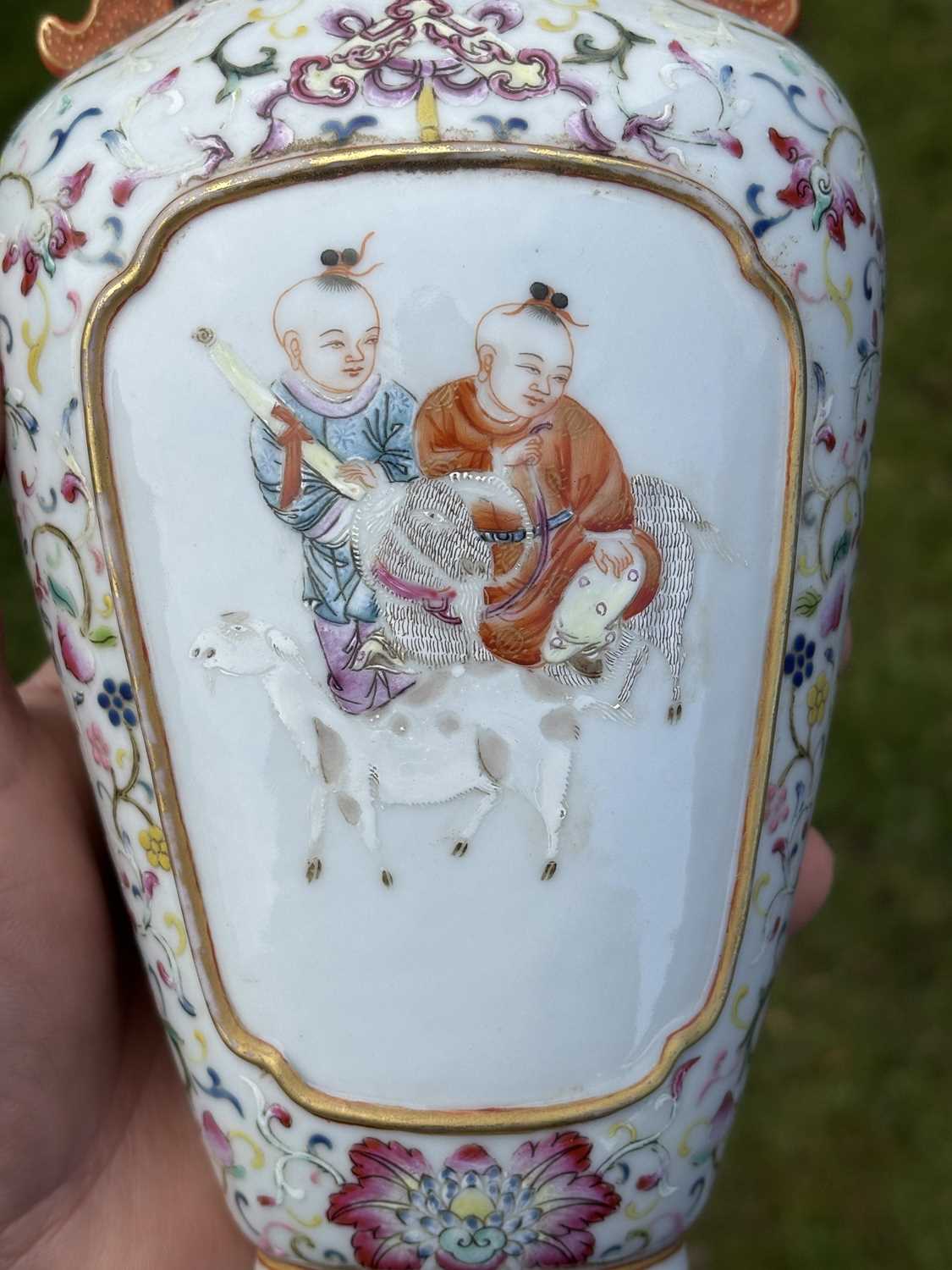 A CHINESE FAMILLE ROSE PORCELAIN VASE - Image 11 of 11