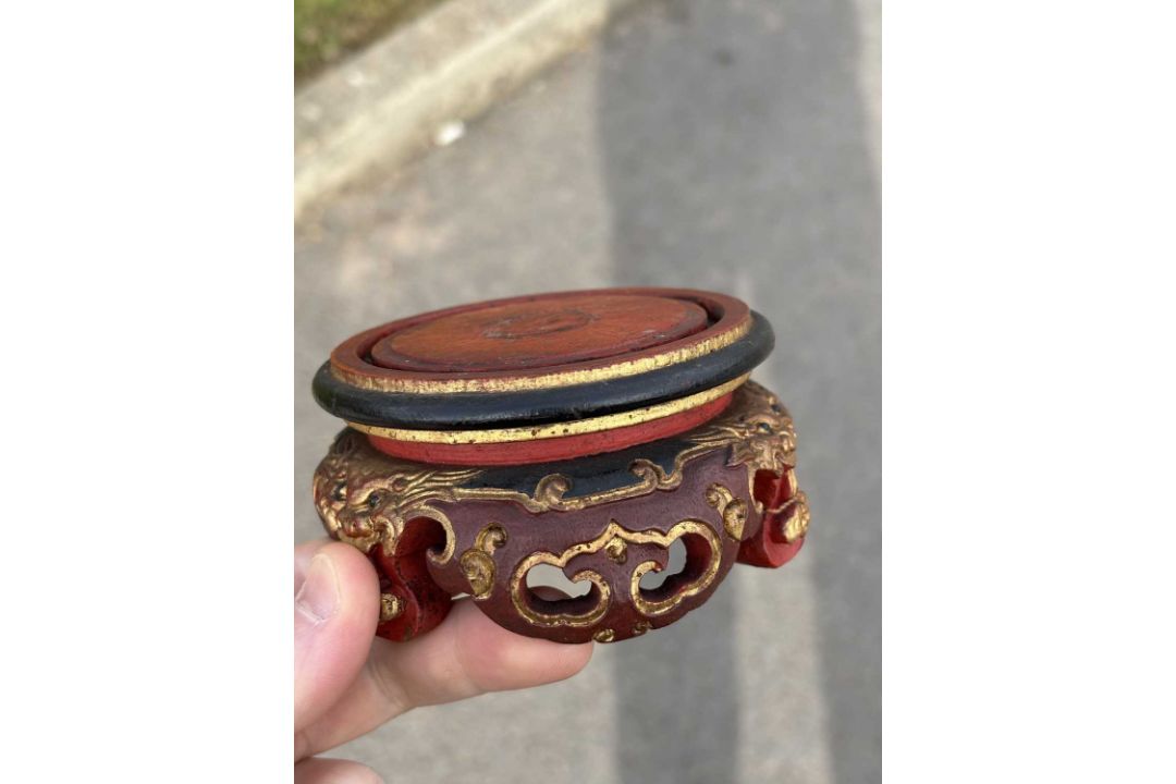 A CHINESE FAMILLE ROSE PORCELAIN TWO-HANDLED BOWL - Image 3 of 12