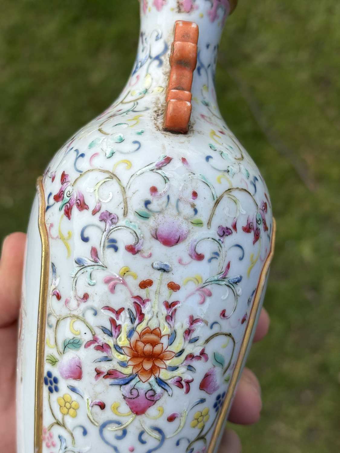 A CHINESE FAMILLE ROSE PORCELAIN VASE - Image 8 of 11