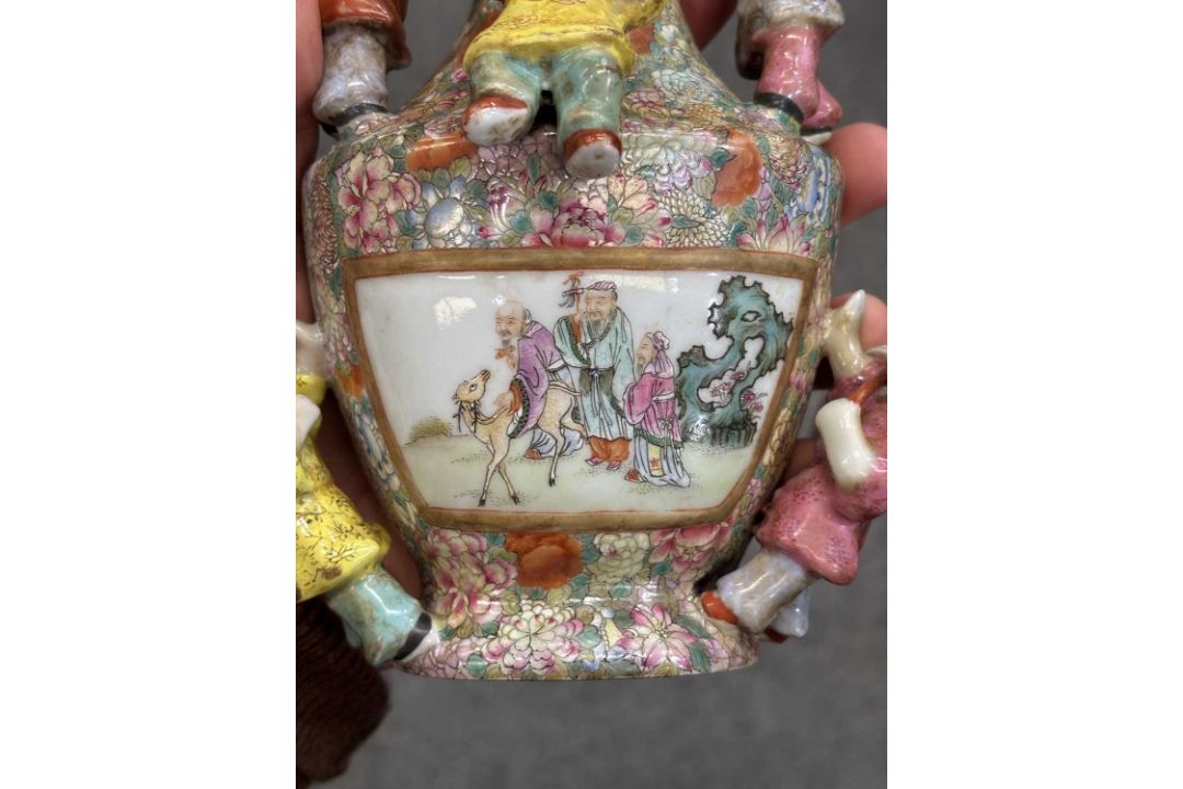 A CHINESE FAMILLE ROSE PORCELAIN WALL VASE - Image 5 of 9
