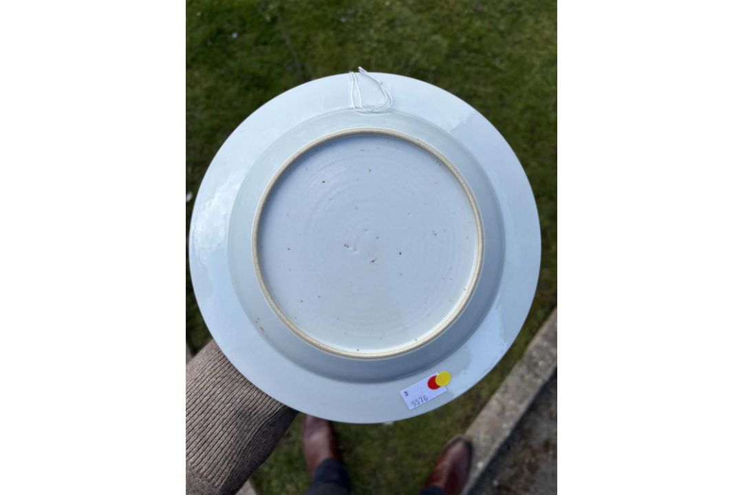 A CHINESE FAMILLE ROSE PORCELAIN PLATE - Image 4 of 5