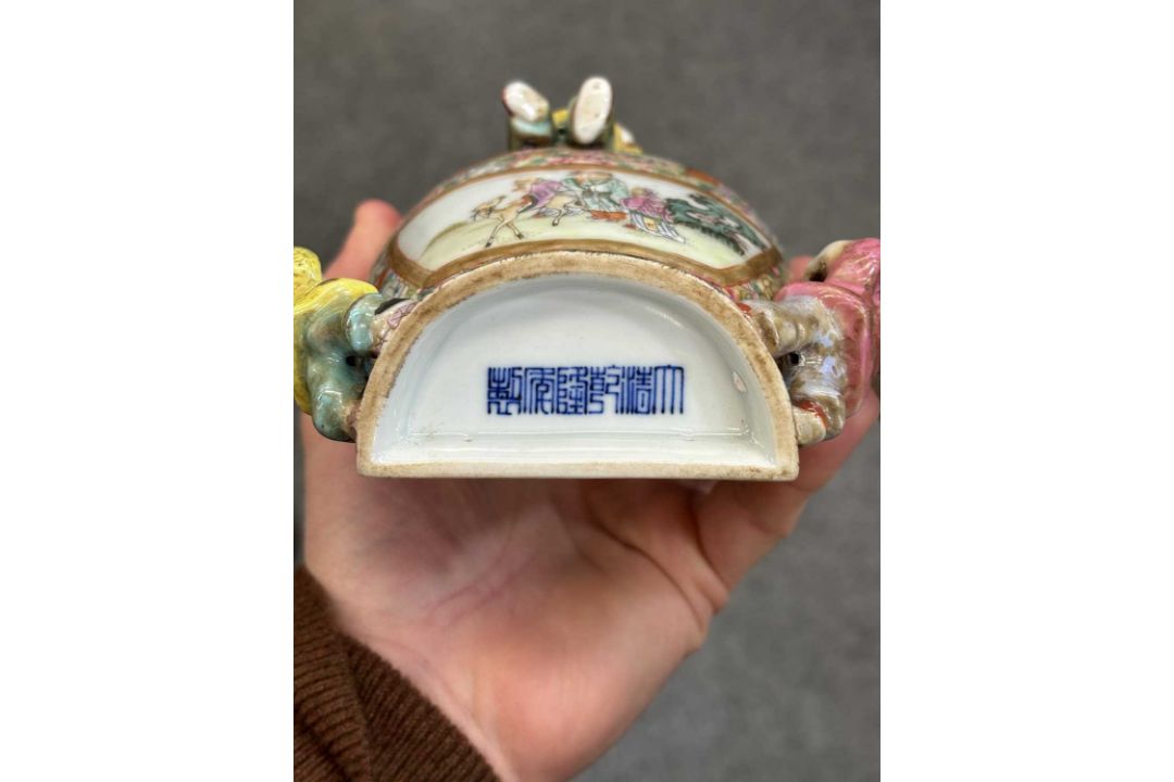A CHINESE FAMILLE ROSE PORCELAIN WALL VASE - Image 3 of 9