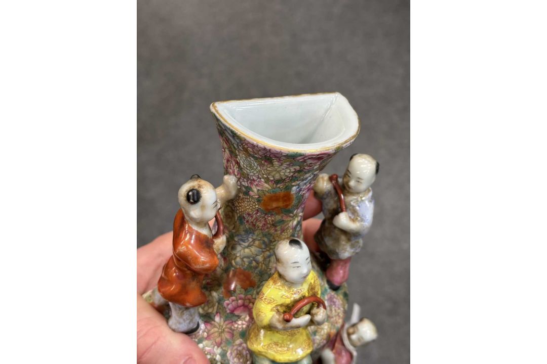 A CHINESE FAMILLE ROSE PORCELAIN WALL VASE - Image 8 of 9