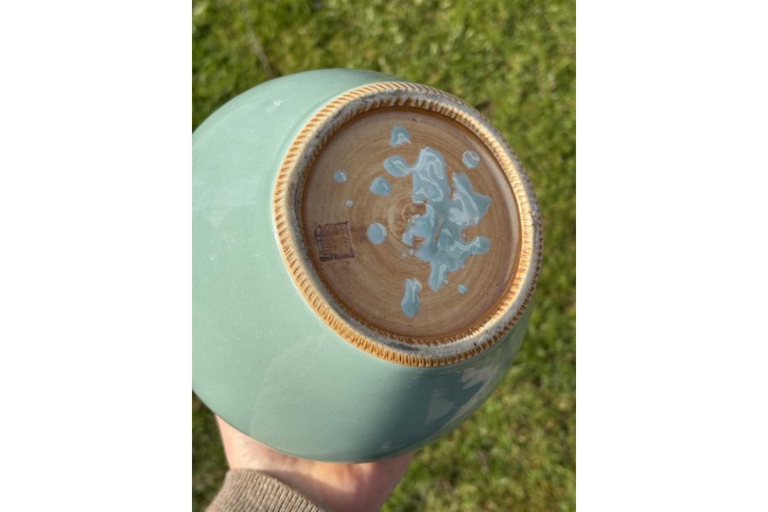A FINE JAPANESE CELADON-GLAZED VASE BY MAKUZU KOZAN, CIRCA 1905 - Image 5 of 10