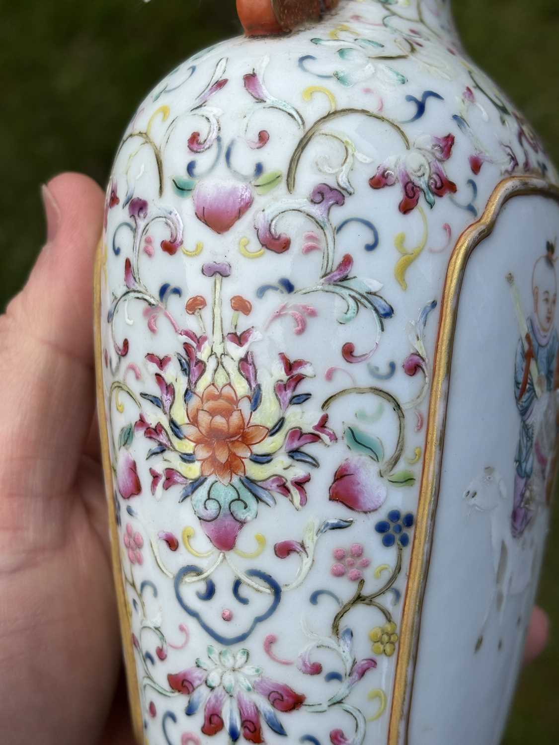 A CHINESE FAMILLE ROSE PORCELAIN VASE - Image 3 of 11