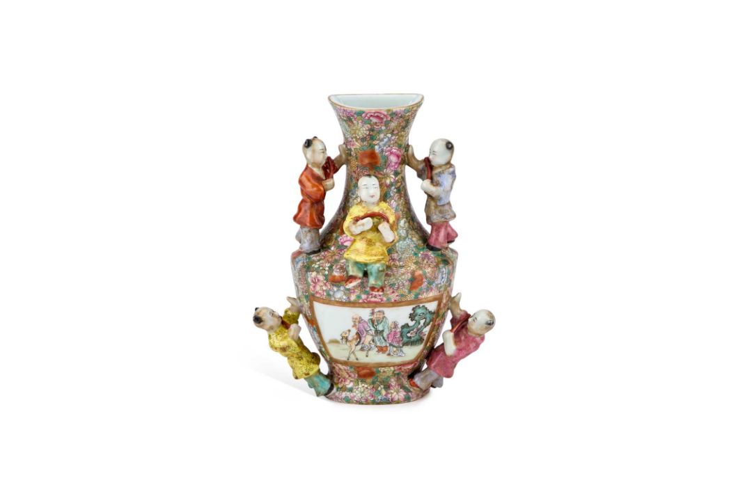 A CHINESE FAMILLE ROSE PORCELAIN WALL VASE - Image 1 of 9