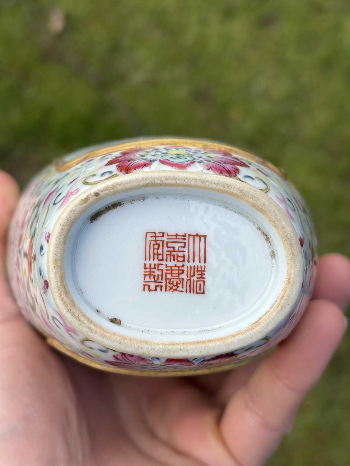 A CHINESE FAMILLE ROSE PORCELAIN VASE - Image 4 of 11