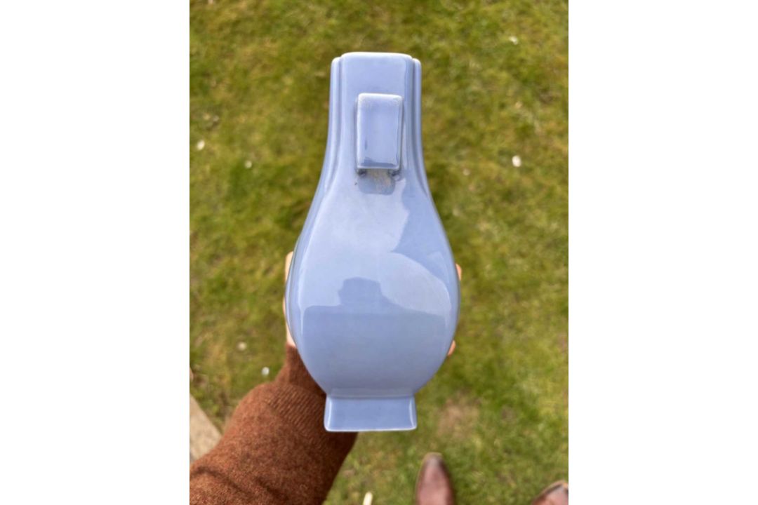 A CHINESE MONOCHROME-GLAZED PORCELAIN VASE - Image 8 of 9