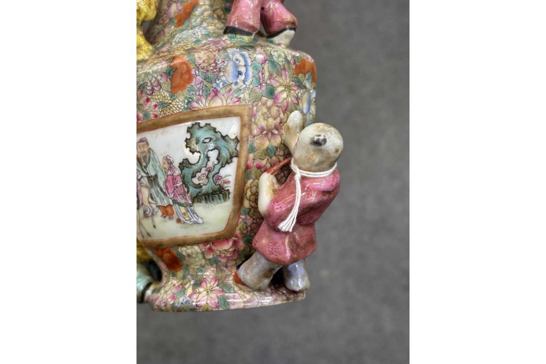 A CHINESE FAMILLE ROSE PORCELAIN WALL VASE - Image 4 of 9