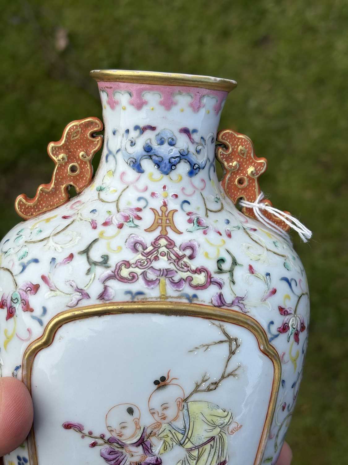 A CHINESE FAMILLE ROSE PORCELAIN VASE - Image 10 of 11