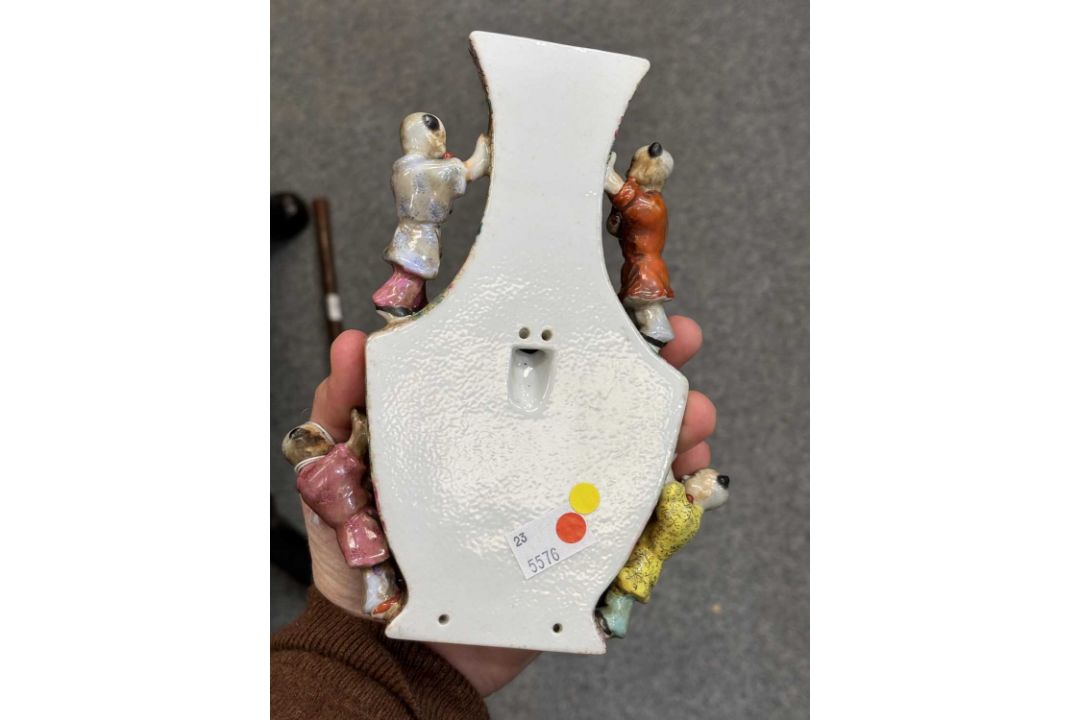 A CHINESE FAMILLE ROSE PORCELAIN WALL VASE - Image 7 of 9