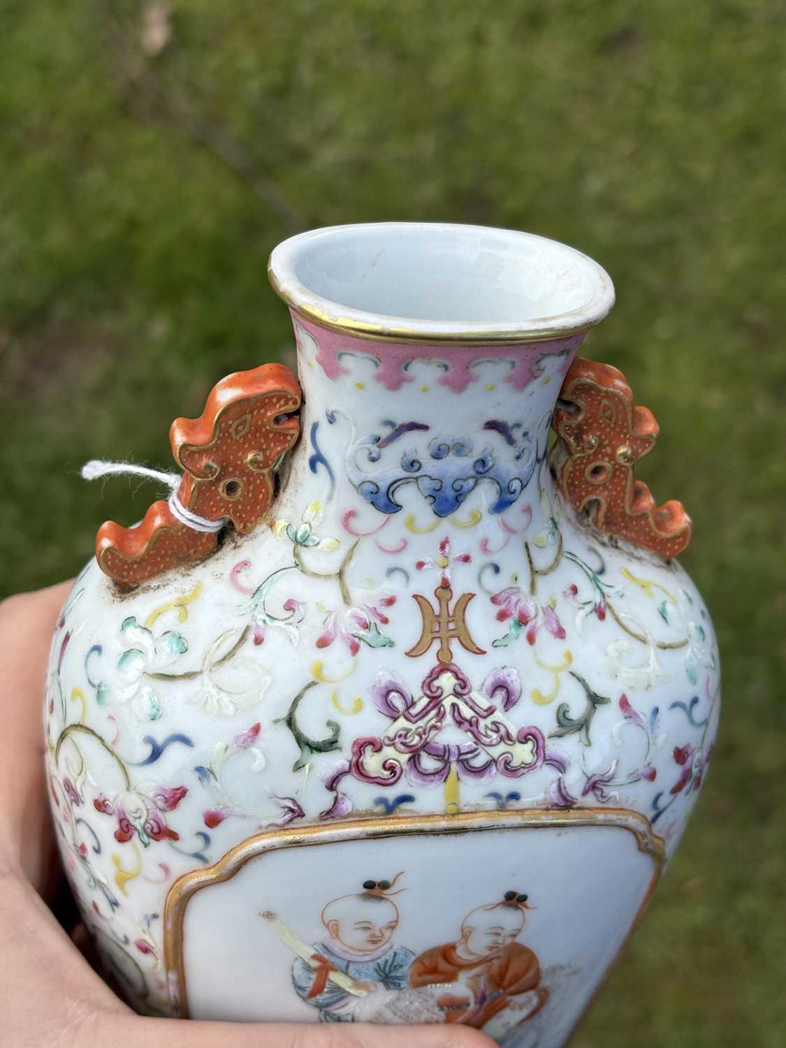 A CHINESE FAMILLE ROSE PORCELAIN VASE - Image 7 of 11
