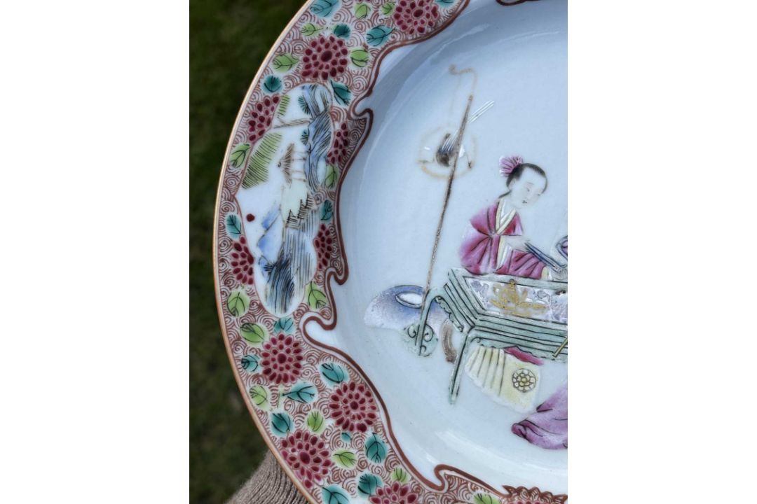 A CHINESE FAMILLE ROSE PORCELAIN PLATE - Image 3 of 5