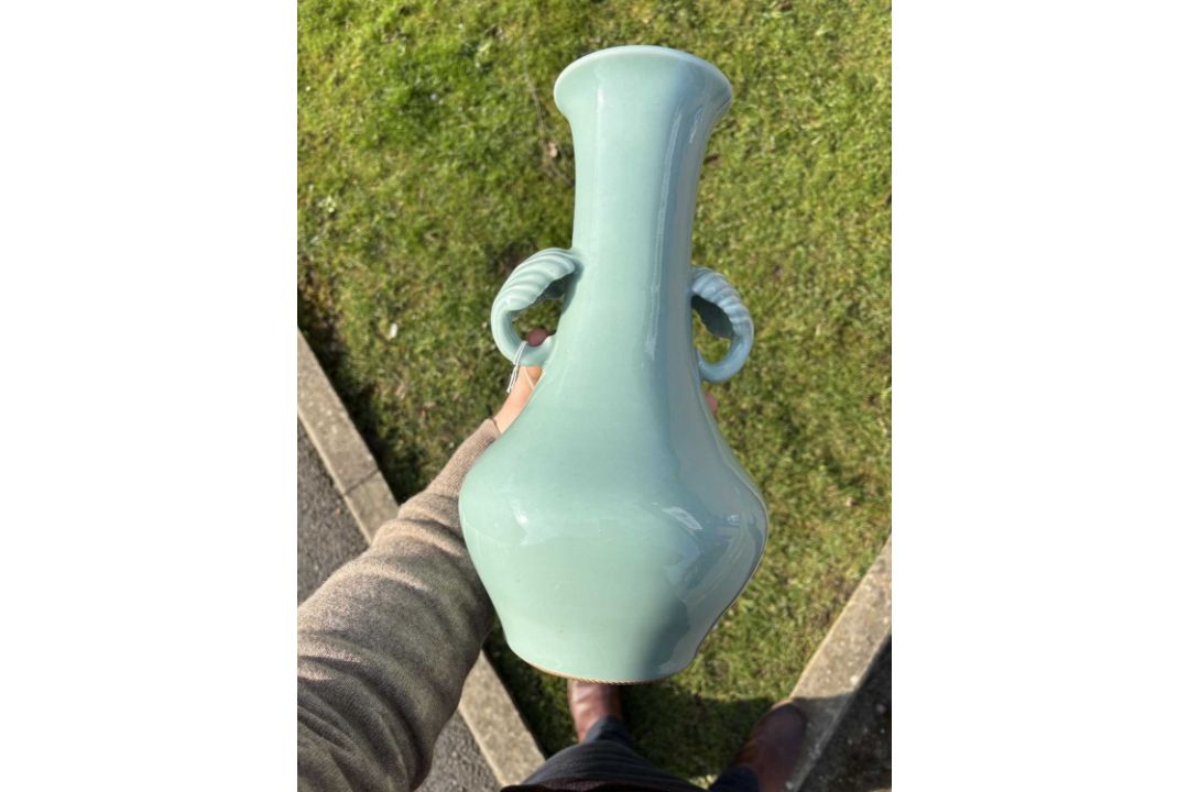 A FINE JAPANESE CELADON-GLAZED VASE BY MAKUZU KOZAN, CIRCA 1905 - Image 6 of 10