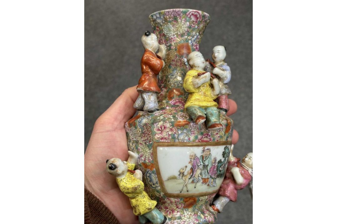 A CHINESE FAMILLE ROSE PORCELAIN WALL VASE - Image 9 of 9