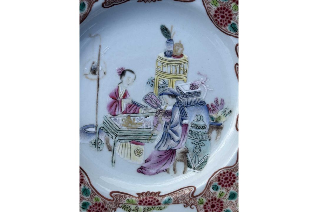 A CHINESE FAMILLE ROSE PORCELAIN PLATE - Image 5 of 5