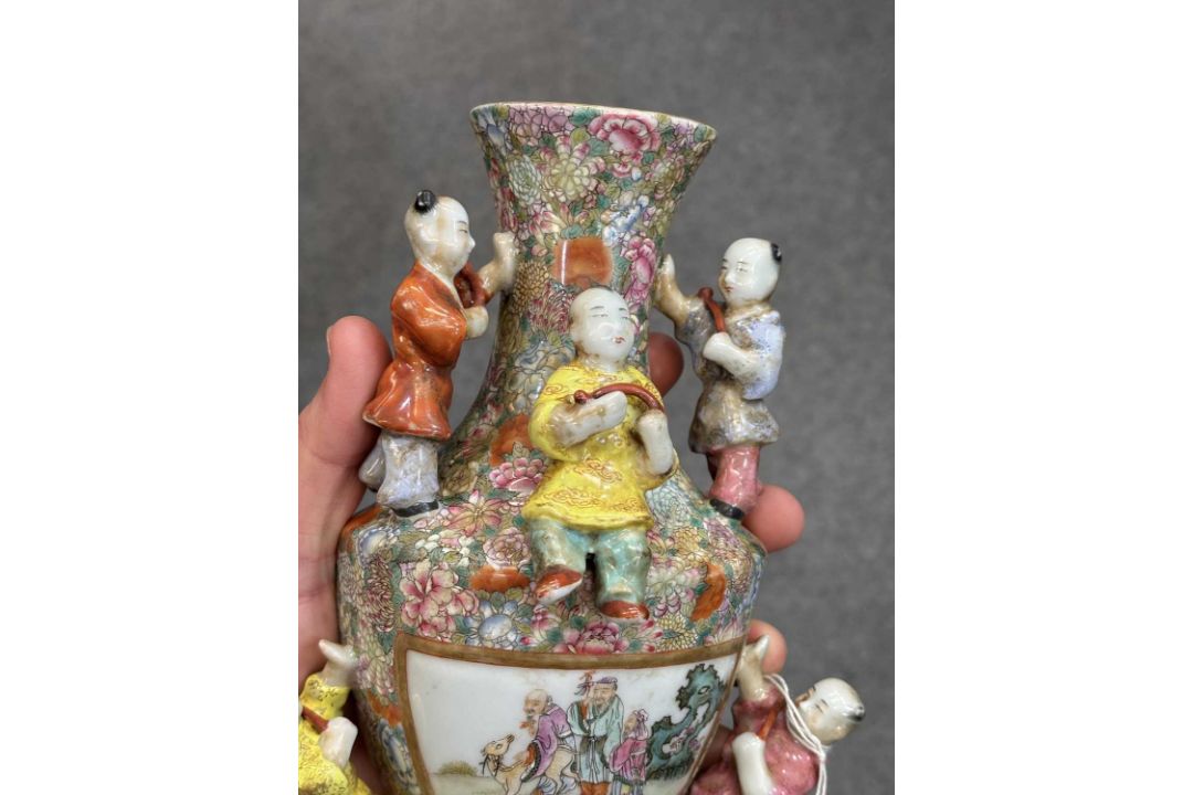 A CHINESE FAMILLE ROSE PORCELAIN WALL VASE - Image 6 of 9