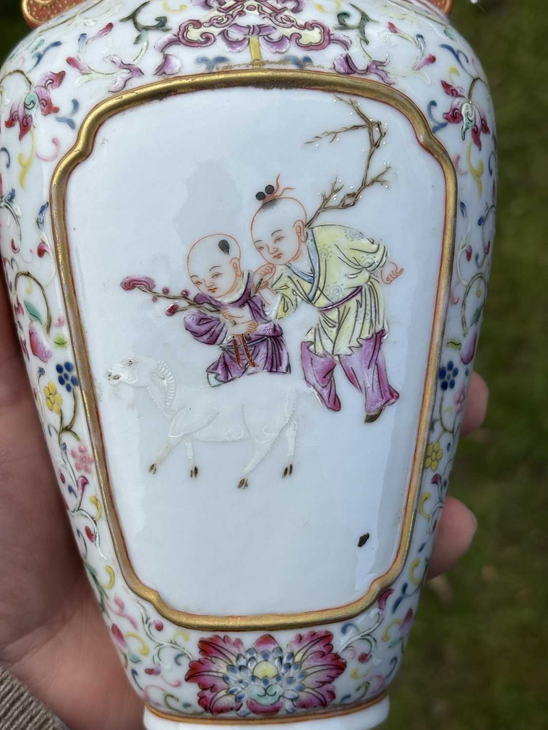 A CHINESE FAMILLE ROSE PORCELAIN VASE - Image 9 of 11