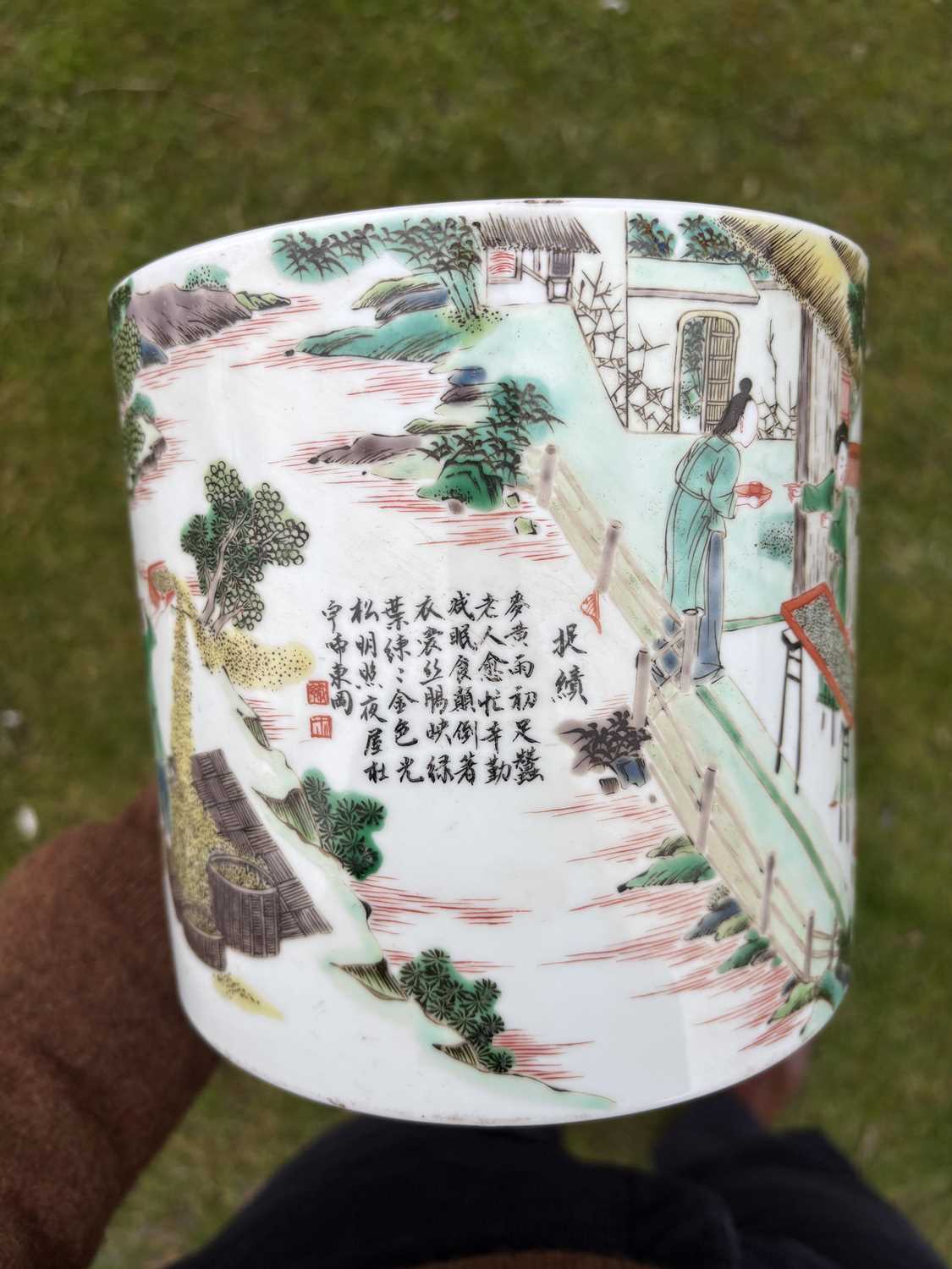 A CHINESE FAMILLE VERTE PORCELAIN BRUSH POT - Image 4 of 8