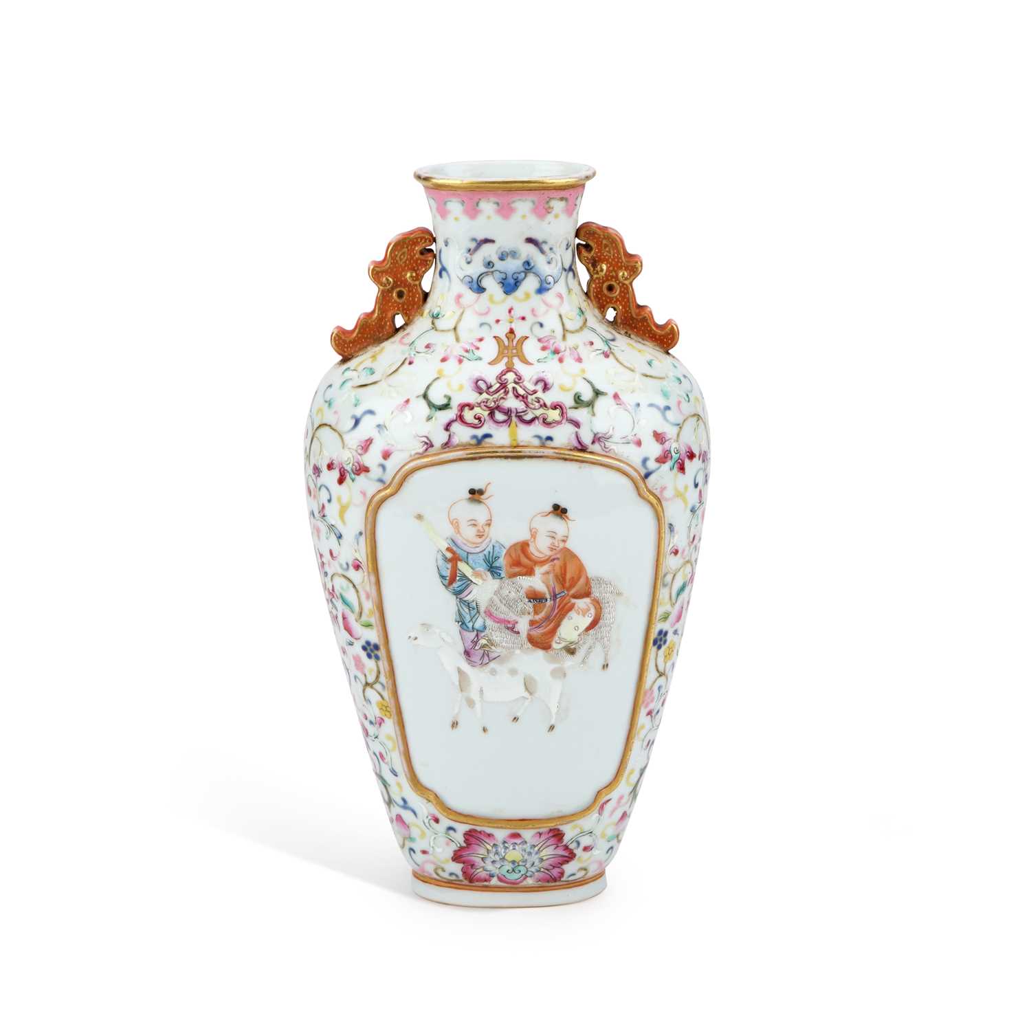 A CHINESE FAMILLE ROSE PORCELAIN VASE