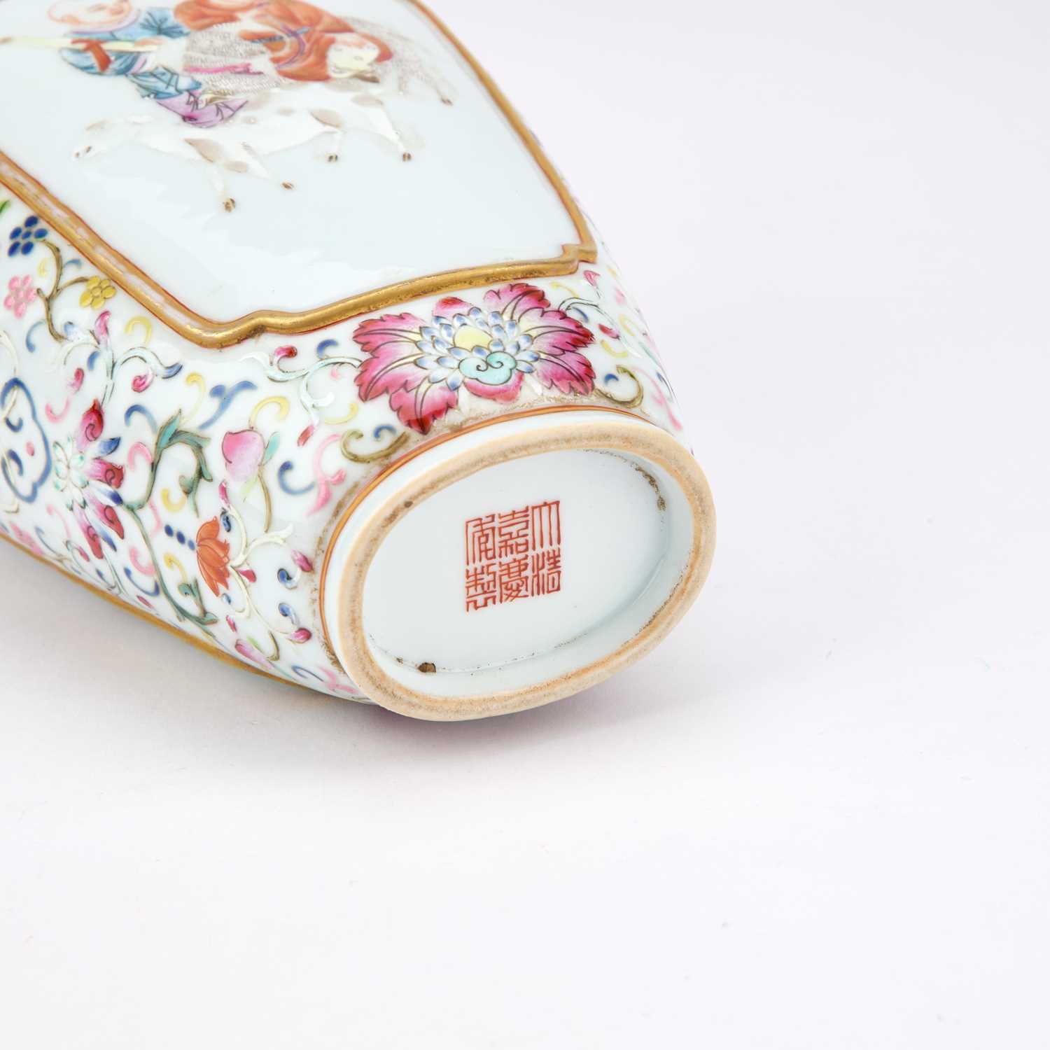A CHINESE FAMILLE ROSE PORCELAIN VASE - Image 2 of 11