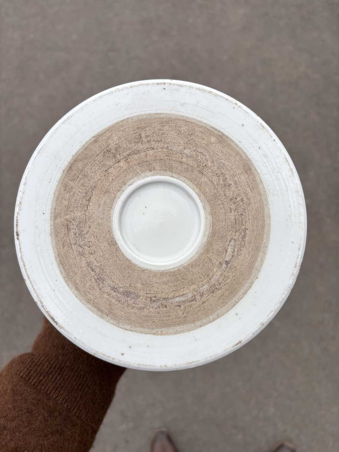 A CHINESE FAMILLE VERTE PORCELAIN BRUSH POT - Image 7 of 8