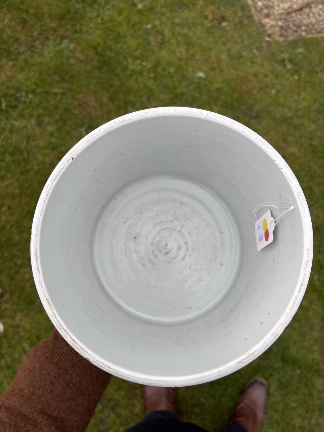 A CHINESE FAMILLE VERTE PORCELAIN BRUSH POT - Image 3 of 8