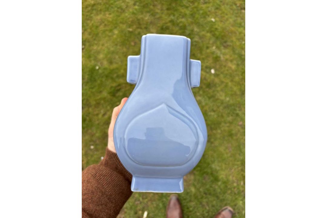 A CHINESE MONOCHROME-GLAZED PORCELAIN VASE - Image 5 of 9