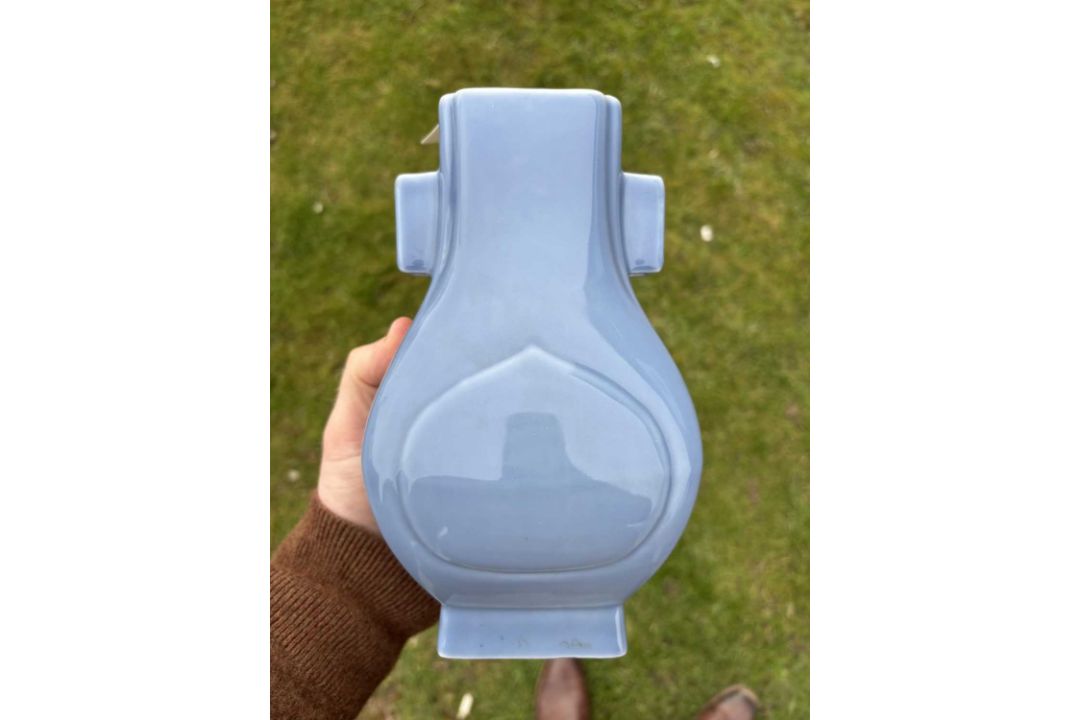 A CHINESE MONOCHROME-GLAZED PORCELAIN VASE - Image 6 of 9