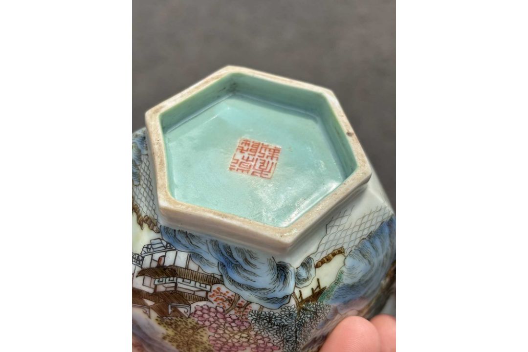 A CHINESE FAMILLE ROSE PORCELAIN TWO-HANDLED BOWL - Image 4 of 12