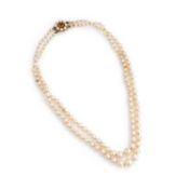 A 9 CARAT GOLD CULTURED PEARL NECKALCE