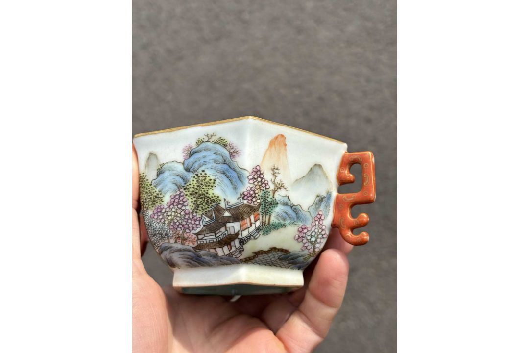 A CHINESE FAMILLE ROSE PORCELAIN TWO-HANDLED BOWL - Image 7 of 12