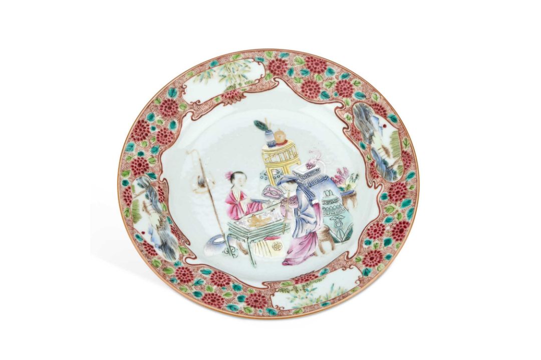 A CHINESE FAMILLE ROSE PORCELAIN PLATE - Image 1 of 5